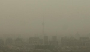 Apmēram tā izskatījās Pekina kārtējās putekļu vētras laikā. Staigāšana respiratoros vietējiem iedzīvotājiem drīz vien var kļūt par ierastu lietu.