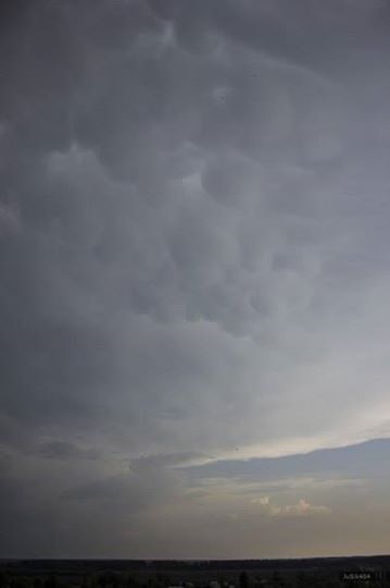 18.05.14 Baltkrievijā virs Gomeļas novērotie tesmeņveidīgie mākoņi @ Yury Shevtsov