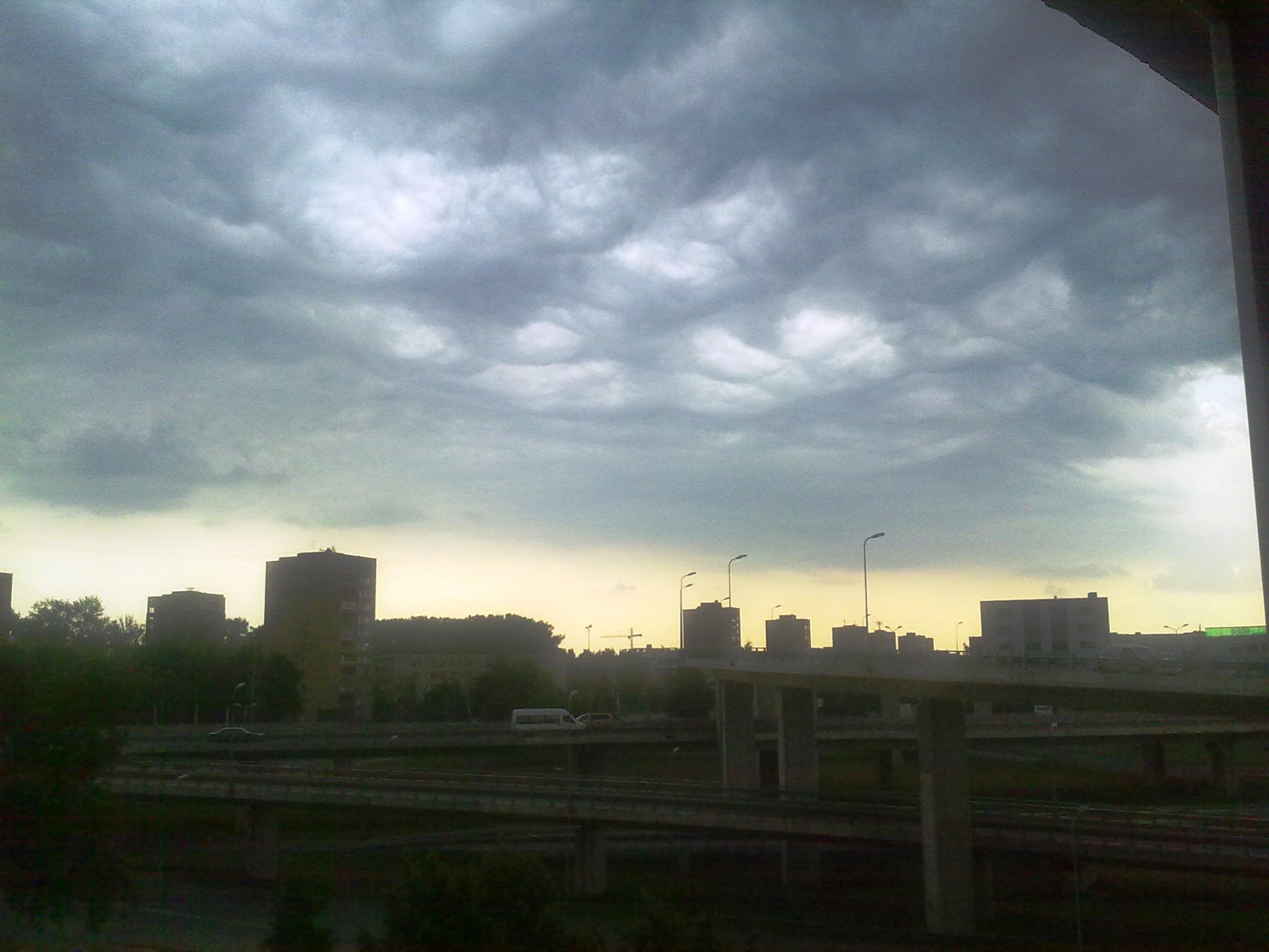 Undulatus Asperatus mākoņi virs Rīgas 15.08.2010. pie Dienvidu tilta
