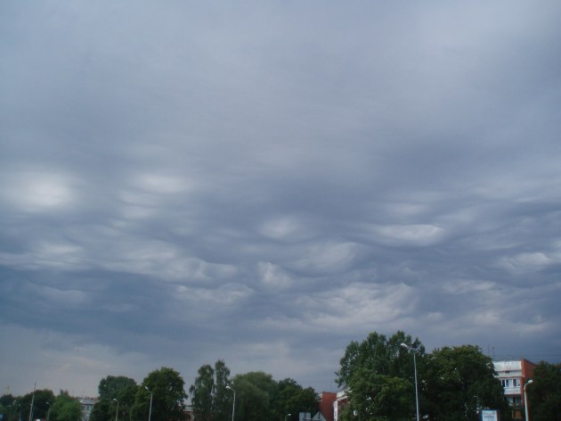 Undulatus Asperatus mākoņi virs Rīgas 15.08.2010. Vecmīlgrāvī