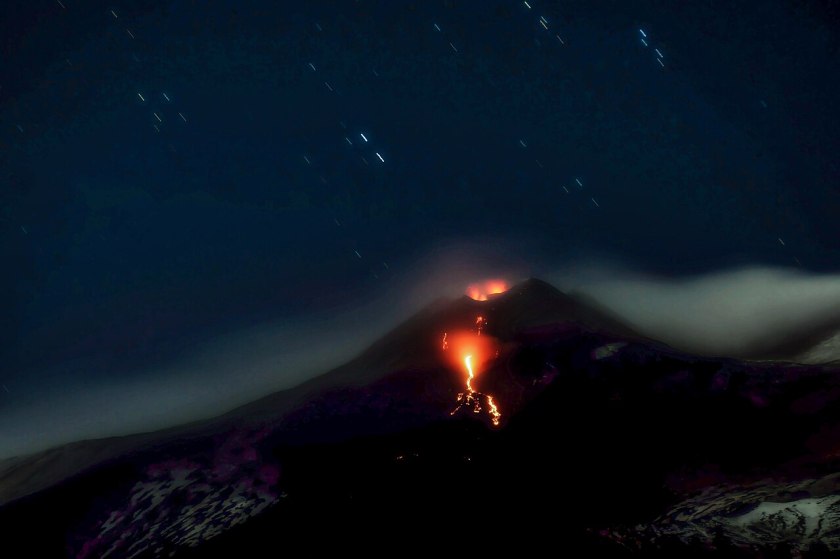 Itālijas vulkāni — Etnas izvirdums naktī
