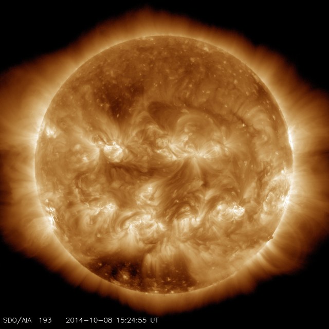 SDO Saules attēls ar spožiem apgabaliem un tumšākiem laukumiem 19,3 nm diapazonā