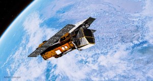 NASA vizualizācijā Swift kosmiskā observatorija ar izplestiem Saules paneļiem atrodas orbītā virs Zemes.